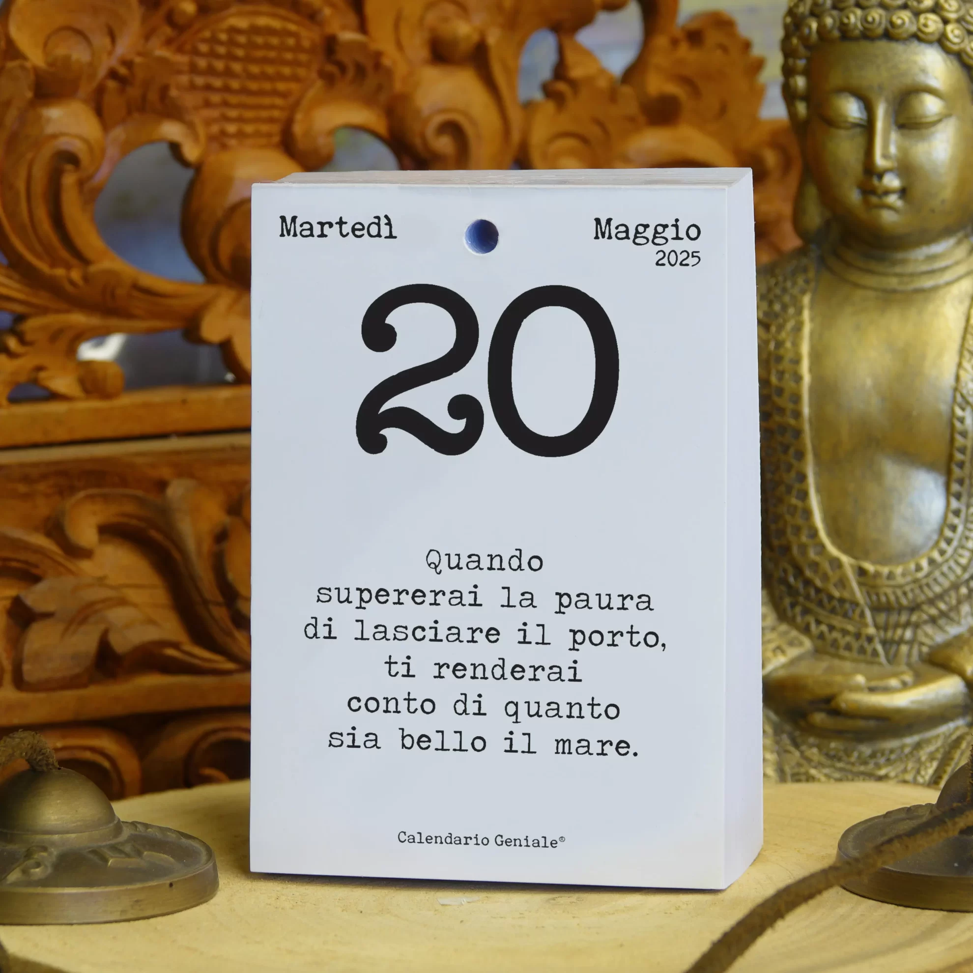 Calendario Geniale 2025 solo inserto con statua Buddha ed elementi zen